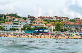 ep archivo   playa de comillas en verano turismo turistas litoral costa veraneantes