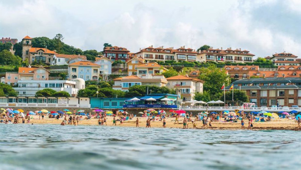 ep archivo   playa de comillas en verano turismo turistas litoral costa veraneantes