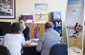 ep archivo turistas senior en agencias de viajes ep archivo turistas senior en agencias de viajes