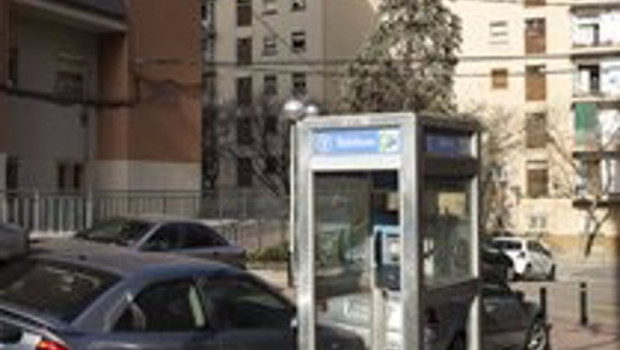 ep archivo   ultima cabina con techo puertas y recubierta de vidrio en barcelona