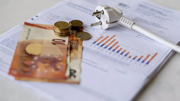 ep archivo   un cable dinero y una factura de la luz