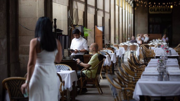 ep archivo   un camarero atiende a una mesa en la plaza real de barcelona a 15 de junio de 2022 en