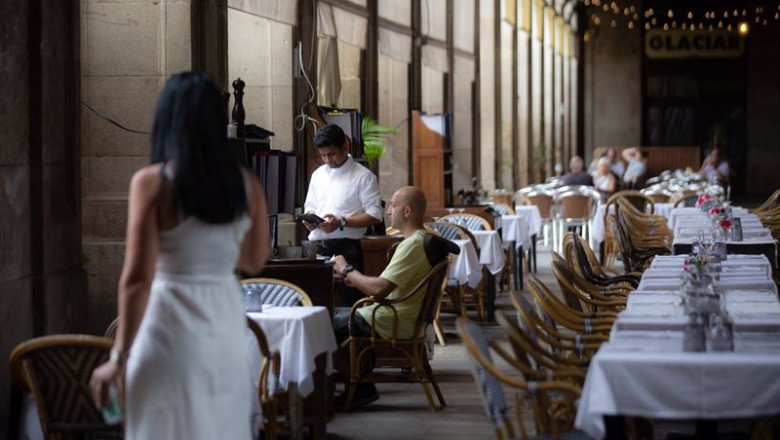 ep archivo un camarero atiende a una mesa en la plaza real de barcelona a 15 de junio de 2022 en ep archivo un camarero atiende a una mesa en la plaza real de barcelona a 15 de junio de 2022 en