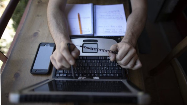 ep archivo   un hombre teletrabajando desde su casa