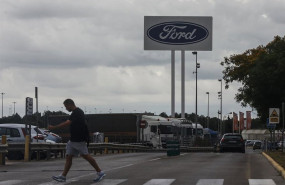 ep archivo   un trabajador en la fabrica de ford en almussafes valencia