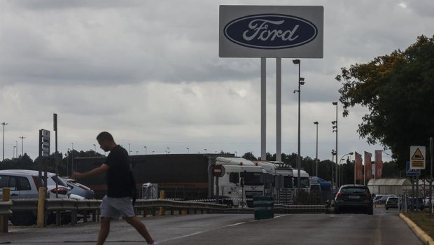ep archivo   un trabajador en la fabrica de ford en almussafes valencia