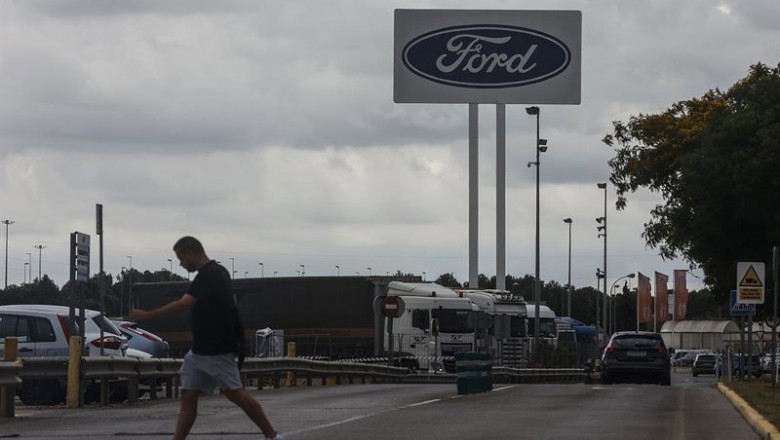 ep archivo   un trabajador en la fabrica de ford en almussafes valencia