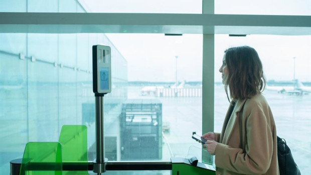 ep archivo   una mujer prueba el nuevo sistema de reconocimiento biometrico de vueling