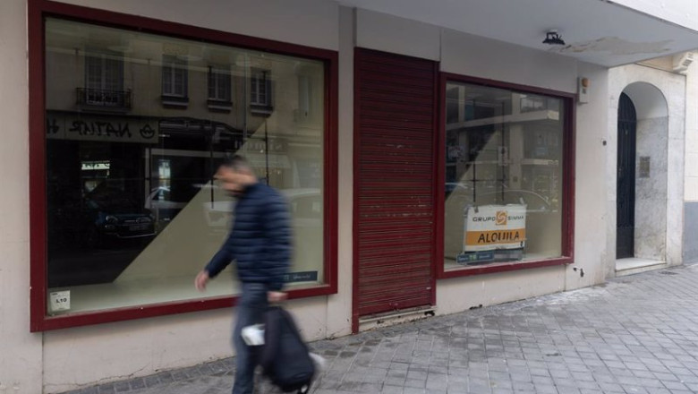 ep archivo una persona pasa por delante de un comercio cerrado en madrid espana ep archivo una persona pasa por delante de un comercio cerrado en madrid espana