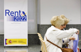 ep archivo   varias personas son atendidas en la agencia tributaria para presentar la declaracion de