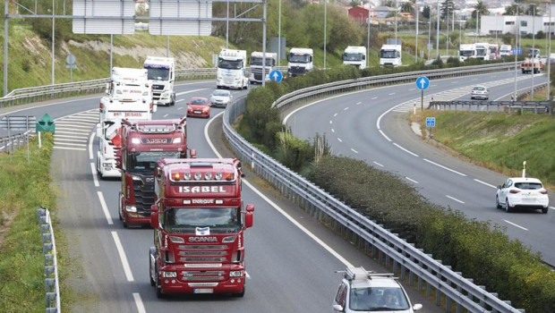 ep archivo   varios camiones en la a 67 de santander a torrelavega