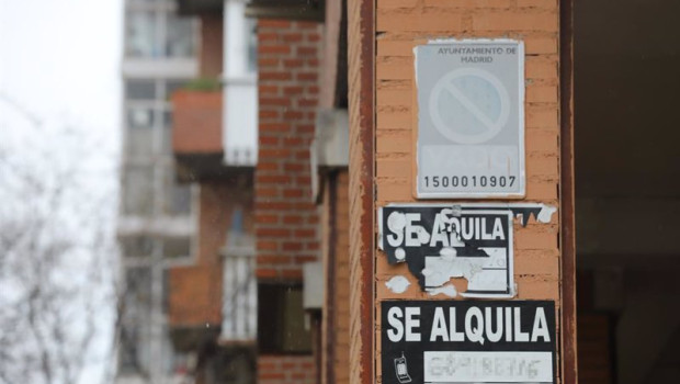 ep archivo   varios carteles de se alquila en la pared de un edificio en una imagen de archivo