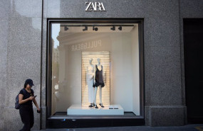 ep archivo   vista de un escaparate de la tienda de zara