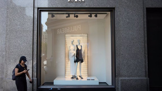ep archivo   vista de un escaparate de la tienda de zara