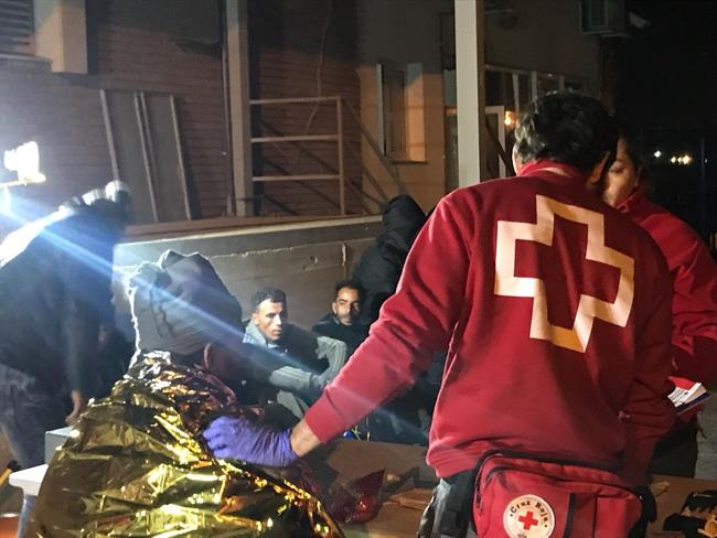 Atención a los inmigrantes a su llegada a puerto | CRUZ ROJA ESPAÑOLA ep atencionlos inmigrantessu llegadapuerto