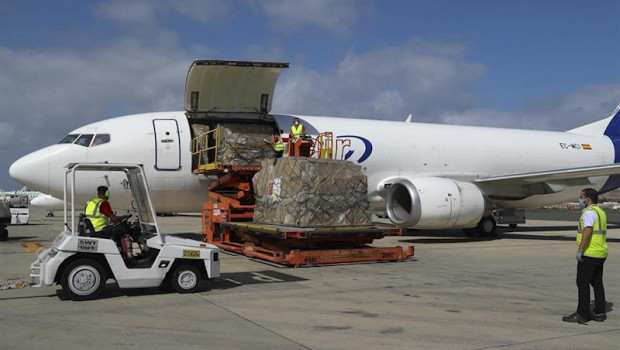 ep avion con material para combatir el coronavirus en canarias