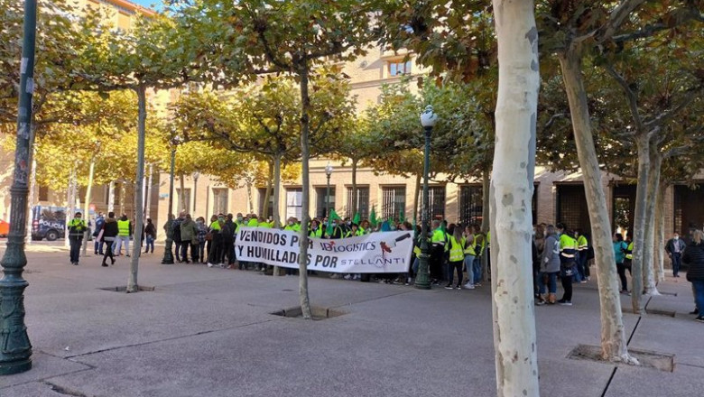 Concentración de los trabajadores de IDL delante del edificio Pignatelli. | EUROPA PRESS ep concentracion de los trabajadores de idl delante del edificio pignatelli