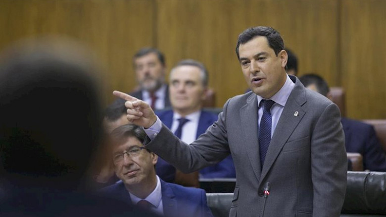 El presidente de la Junta, Juanma Moreno (d), junto al vicepresidente de la Junta, Juan Marín (i), responde las preguntas del grupo parlamentario socialista. (Foto de archivo). | María José López - Europa Press ep el presidente de la junta juanma moreno d junto al vicepresidente de la junta juan marin i