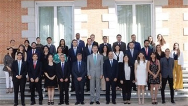 ep el rey recibe en audiencia a los participantes en el xvi programa de jovenes lideres