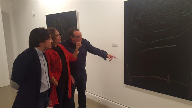 Gonzalo Tena, junto a Mayte Pérez y Nacho Escuín observando una de sus obras | DGA ep gonzalo tena juntomayte pereznacho escuin observandodeobras