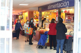 ep gran afluencia de personas en un mercado de moratalaz durante la semana santa