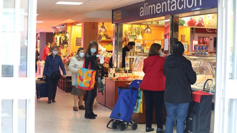 Gran afluencia de personas en un mercado de Moratalaz durante la Semana Santa | Marta Fernández Jara - Europa Press ep gran afluencia de personas en un mercado de moratalaz durante la semana santa