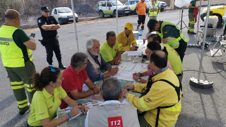 La dirección de Extinción del incendio del Dispositivo para la Prevención y Extinción de Incendios Forestales de Andalucía en El Ronquillo | EMERGENCIAS 112 ANDALUCÍA ep la direccion de extincion del incendio del dispositivo para la prevencion y extincion de