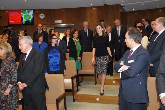 La Reina en la entrega de los International Friendship Awards del IESE | TWITTER CASA REAL ep la reinala entregalos international friendship awardsiese