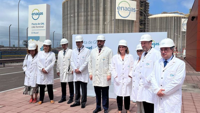 La vicepresidenta y ministra para la Transición Ecológica, Teresa Ribera, visita la regasificadora de El Musel junto a más autoridades. | ENAGÁS ep la vicepresidenta y ministra para la transicion ecologica teresa ribera visita la regasificadora