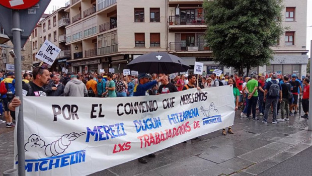 ep los trabajadores de michelin se han manifestado en demanda de un nuevo convenio