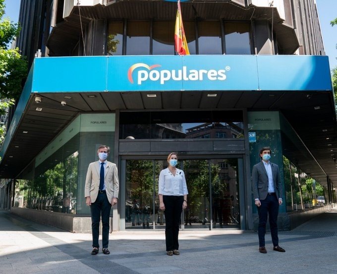 Los vicesecretarios del PP Antonio González Terol, Ana Beltrán y Pablo Montesinos guardan un minuto de silencio delante de la sede nacional del Partido Popular en la calle Génova. En Madrid, a 27 de mayo de 2020. | DAVID MUDARRA (PP) ep los vicesecretarios del pp antonio gonzalez terol ana beltran y pablo montesinos guardan un