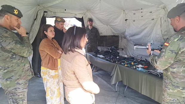 ep margarita robles en una visita al regimiento de infanteria principe n3 en siero asturias