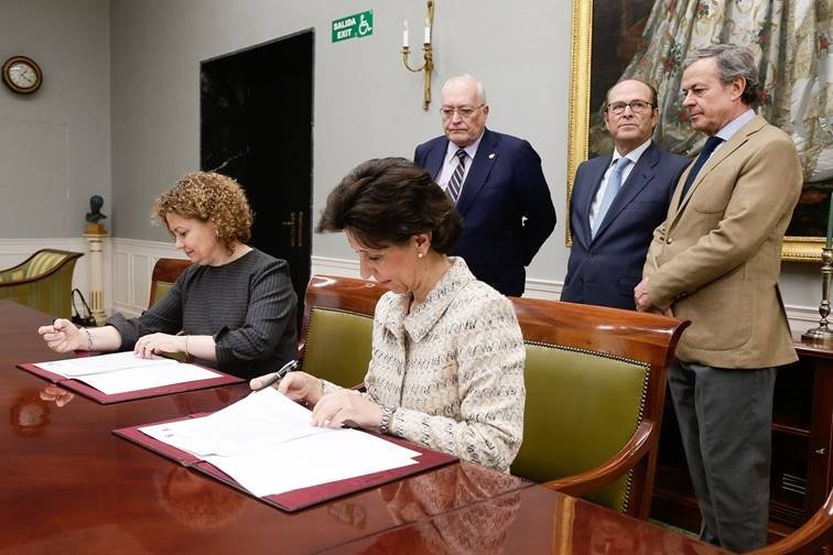 ep maria jose de la fuente y maria emilia adan durante la firma del convenio de colaboracion del