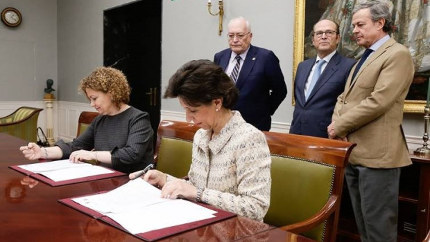 ep maria jose de la fuente y maria emilia adan durante la firma del convenio de colaboracion del