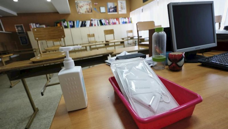 ep mascarillas y gel desinfectante en la mesa del profesor de un aula donde se pueden observar los ep mascarillas y gel desinfectante en la mesa del profesor de un aula donde se pueden observar los
