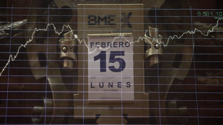 Panel en el interior del Palacio de la Bolsa, en Madrid, (España), a 15 de febrero de 2021. Durante este lunes el Ibex 35 ha ampliado sus ganancias hasta el 1,35% en la media sesión, en la que se colocaba holgadamente por encima de los 8.100 puntos, con l | Eduardo Parra - Europa Press ep panel en el interior del palacio de la bolsa en madrid espana a 15 de febrero de 2021 durante