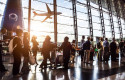 ep pasaros en un aeropuerto con un avion sobrevolando de fondo ep pasaros en un aeropuerto con un avion sobrevolando de fondo