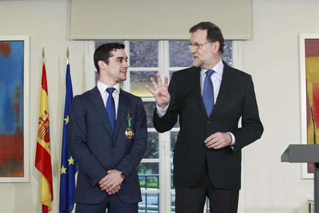 ep rajoy condecorala medallamerito deportivopatinador javier fernandez
