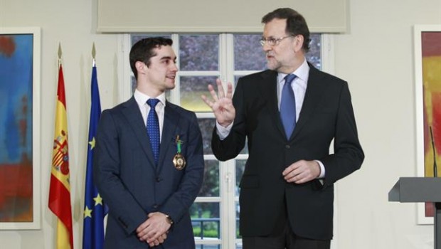 ep rajoy condecorala medallamerito deportivopatinador javier fernandez