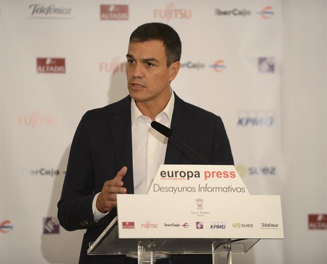 Selección De Imágenes Del Desayuno Informativo Con Pedro Sánchez, Secretario Gen | EUROPA PRESS ep seleccionimagenesdesayuno informativopedro sanchez secretario gen 20170905142810