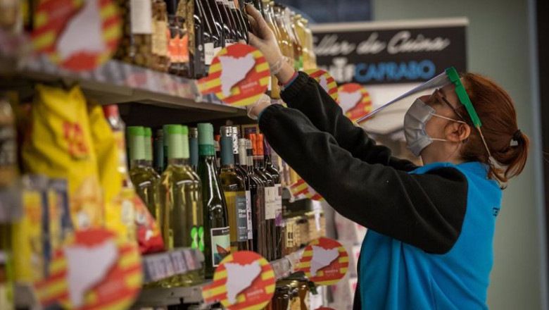 Trabajador de un supermercado de Caprabo | CAPRABO - Archivo ep trabajador de un supermercado de caprabo