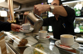 ep trabajador trabajando camarero bar autonomo consumo cafeteria cafe 20190402093103