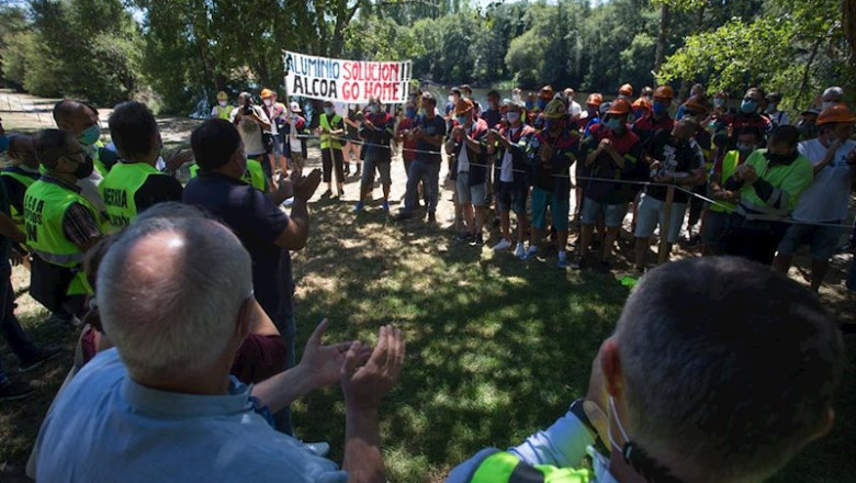 Carlos Castro - Europa Press ep trabajadores de alcoa aplauden durante una concentracion en apoyo al comite de empresa de la
