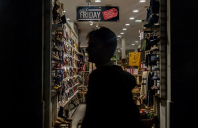 ep un escaparate con ofertas por el black friday a 28 de noviembre de 2025 en madrid espana