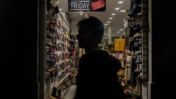 ep un escaparate con ofertas por el black friday a 28 de noviembre de 2025 en madrid espana
