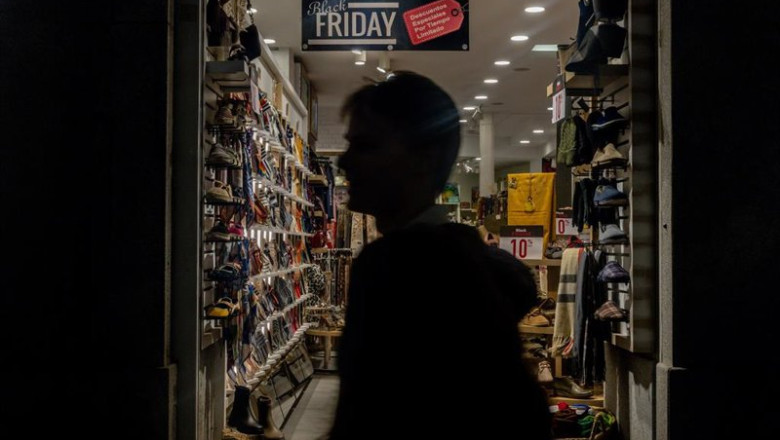 ep un escaparate con ofertas por el black friday a 28 de noviembre de 2025 en madrid espana