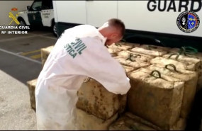 ep un guardia civil supervisa la droga incautada en la operacion tenebro que ha supuesto la