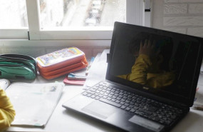 ep un nino estudia junto a un ordenador portatil en su domicilio de madrid durante el confinamiento