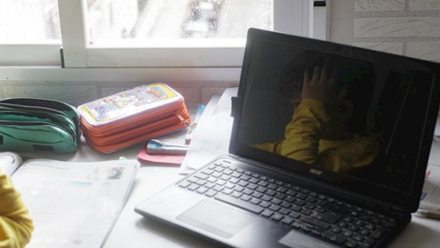 ep un nino estudia junto a un ordenador portatil en su domicilio de madrid durante el confinamiento