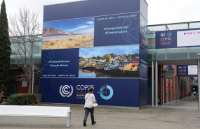ep una mujer se dirige a la entrada de uno de los pabellones en la cumbre del clima cop25 en ifema
